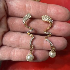 Gold tone Crystal and Pearl Drop earring and necklace set.